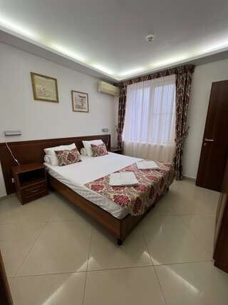 Гостиница Тристар Геленджик Классический четырехместный номер-1